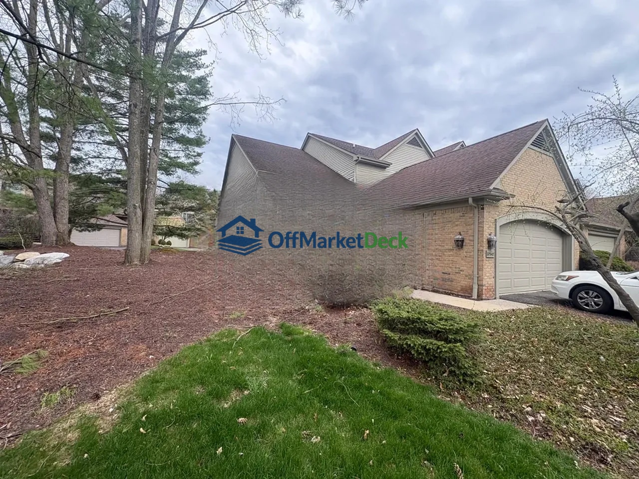 Off-market townhome in Farmington Hills, Michigan — 3 beds, 2.5 baths, $284,900 — photo 2 of 8