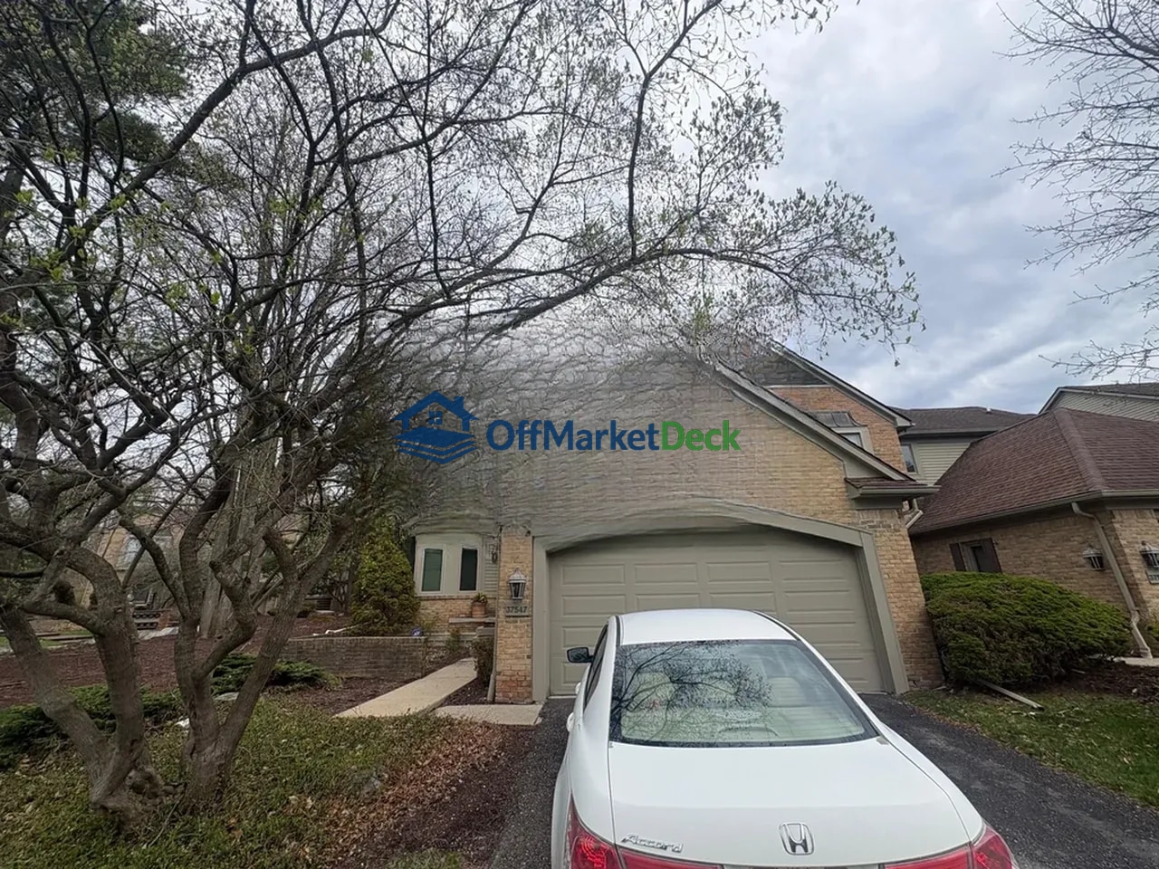 Off-market townhome in Farmington Hills, Michigan — 3 beds, 2.5 baths, $284,900 - Blurred background Image