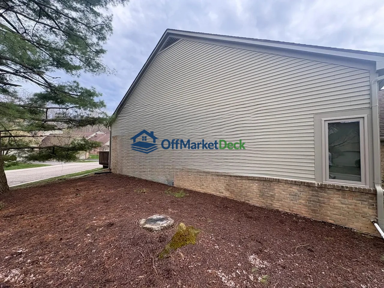 Off-market townhome in Farmington Hills, Michigan — 3 beds, 2.5 baths, $284,900 — photo 3 of 8