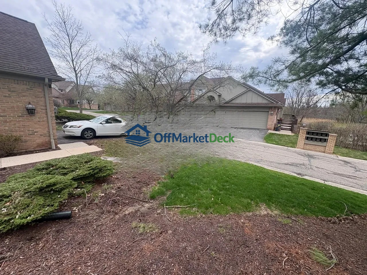 Off-market townhome in Farmington Hills, Michigan — 3 beds, 2.5 baths, $284,900 — photo 7 of 8