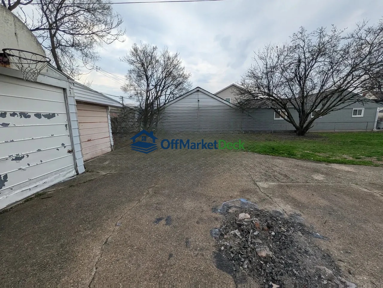 Off-market house in Hazel Park, Michigan — 2 beds, 1 bath, $96,900 — photo 5 of 8