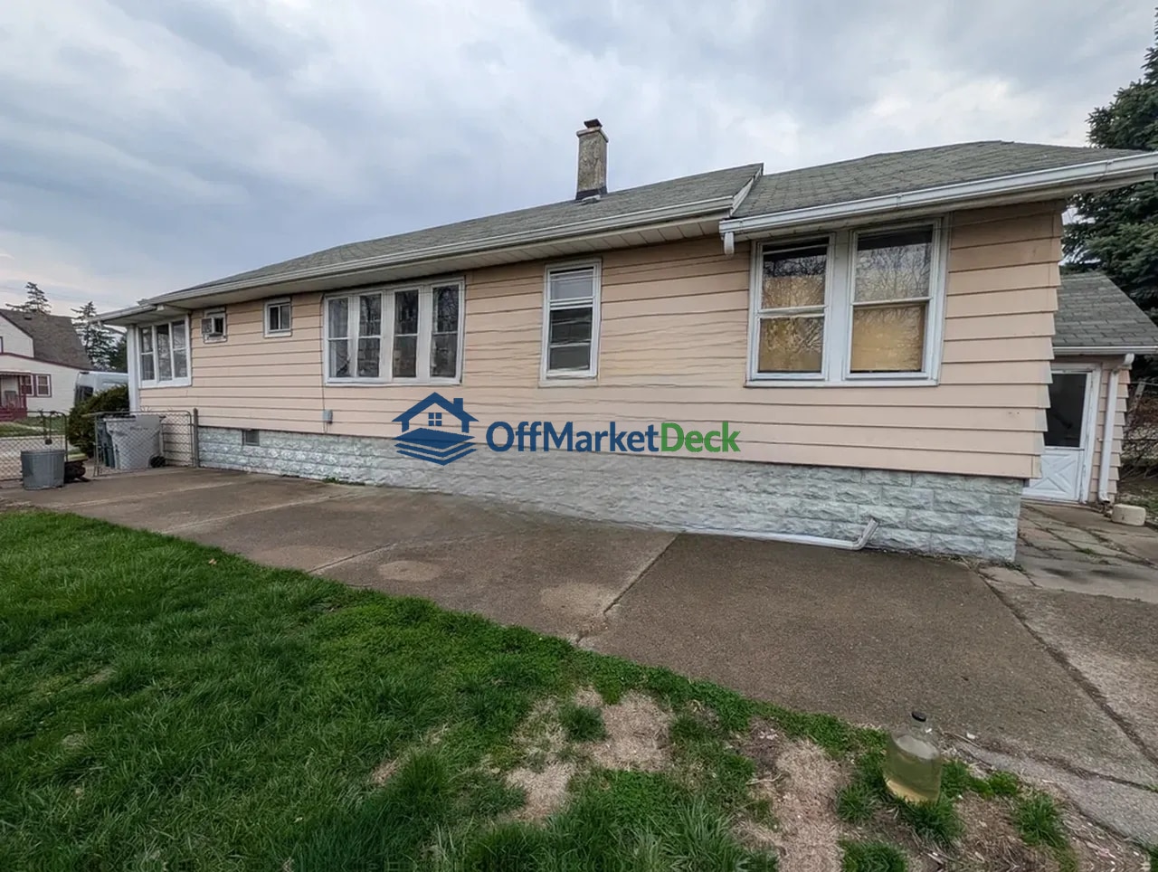 Off-market house in Hazel Park, Michigan — 2 beds, 1 bath, $96,900 — photo 3 of 8