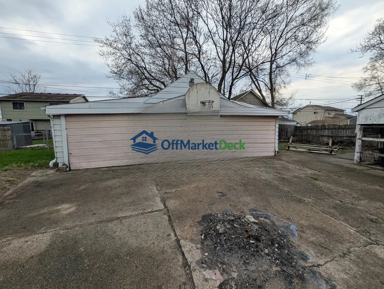 Off-market house in Hazel Park, Michigan — 2 beds, 1 bath, $96,900 — photo 4 of 8