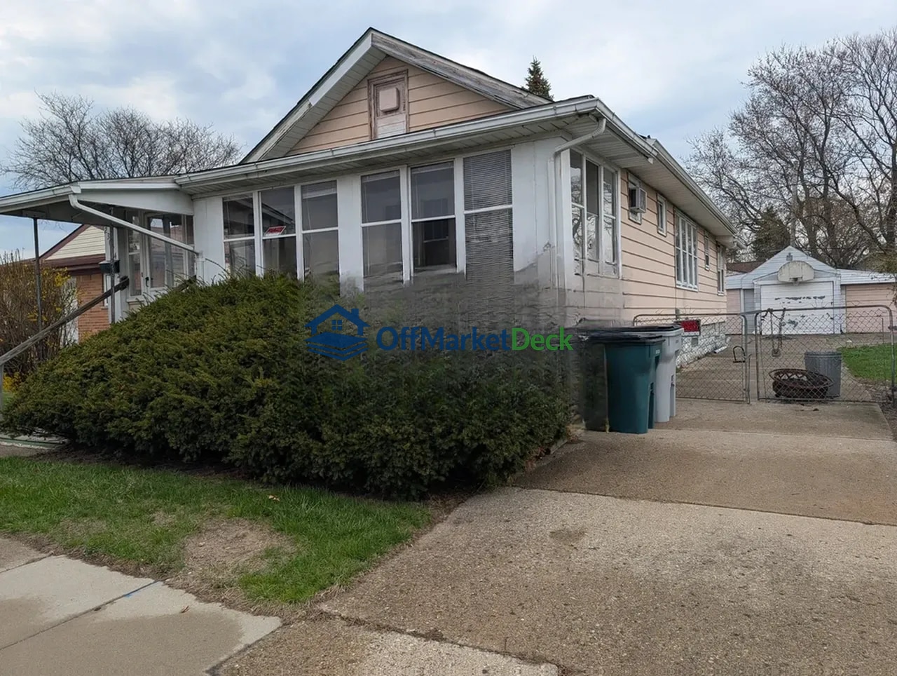 Off-market house in Hazel Park, Michigan — 2 beds, 1 bath, $96,900 — photo 2 of 8