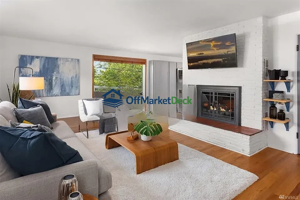 Off-market house in Seattle, Washington — 3 beds, 2 baths, $901,580 — photo 6 of 8