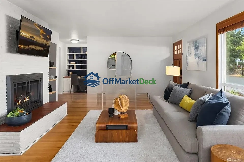 Off-market house in Seattle, Washington — 3 beds, 2 baths, $901,580 — photo 4 of 8