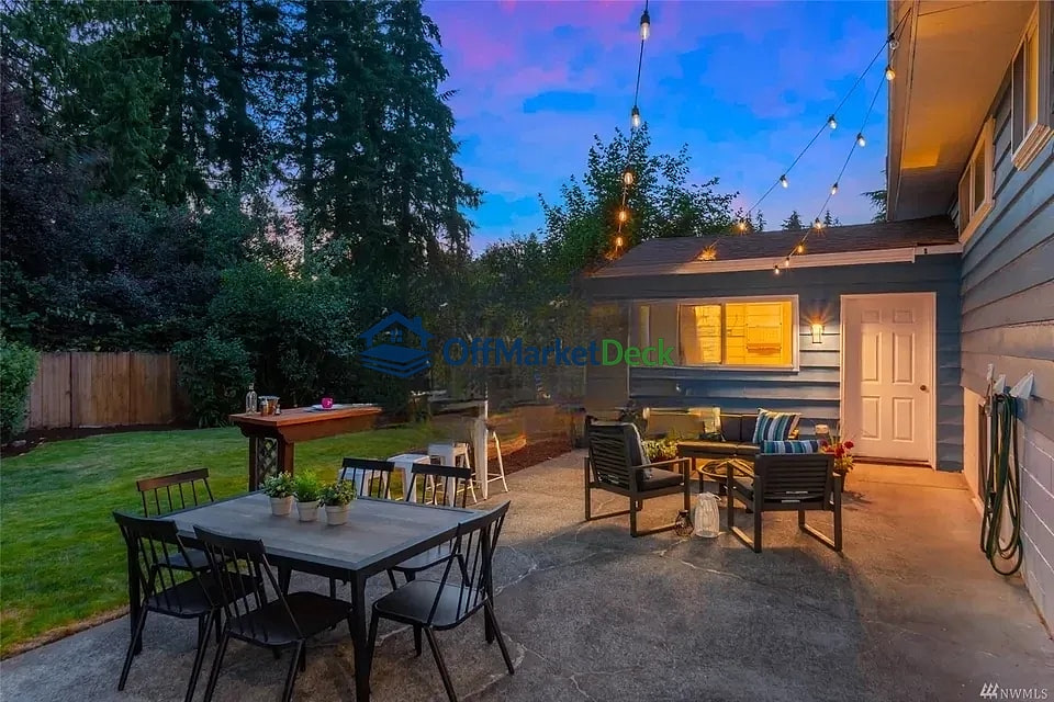 Off-market house in Seattle, Washington — 3 beds, 2 baths, $901,580 — photo 2 of 8