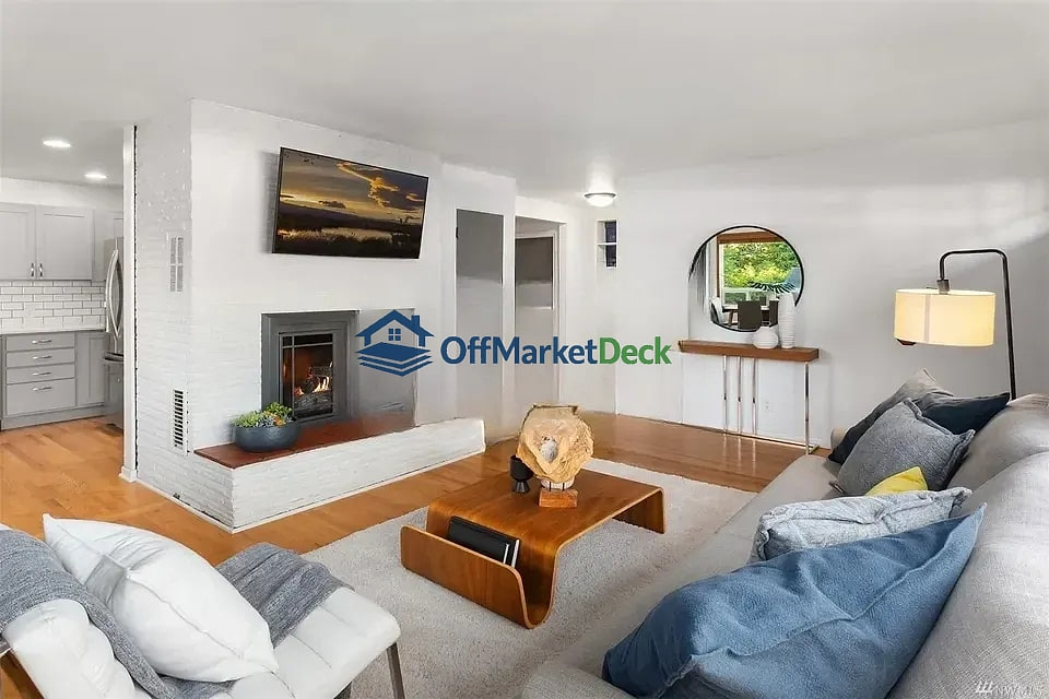 Off-market house in Seattle, Washington — 3 beds, 2 baths, $901,580 — photo 5 of 8
