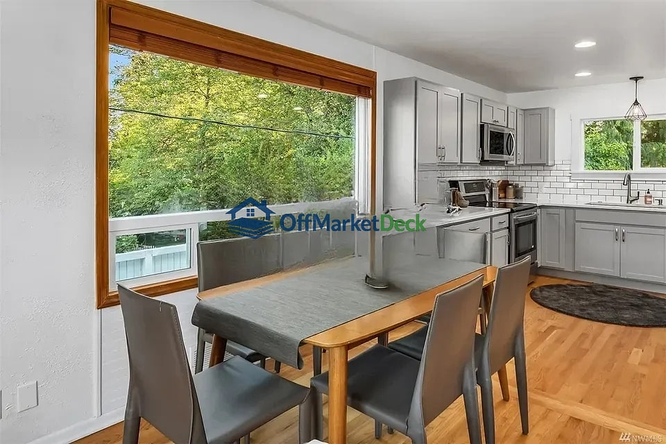 Off-market house in Seattle, Washington — 3 beds, 2 baths, $901,580 — photo 7 of 8