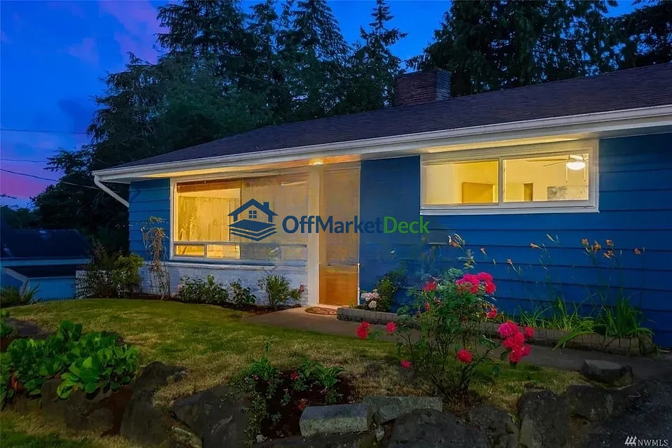 Off-market house in Seattle, Washington — 3 beds, 2 baths, $901,580 — photo 3 of 8