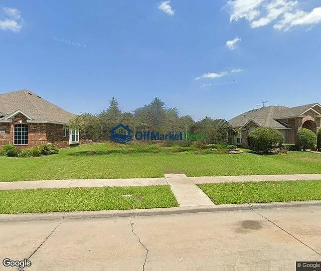 Off-market house in Garland, Texas — 3 beds, 2 baths, $277,000 - Blurred background Image