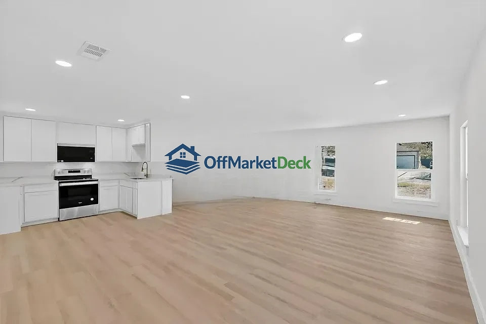Off-market house in Dallas, Texas — 3 beds, 2 baths, $205,000 — photo 8 of 8