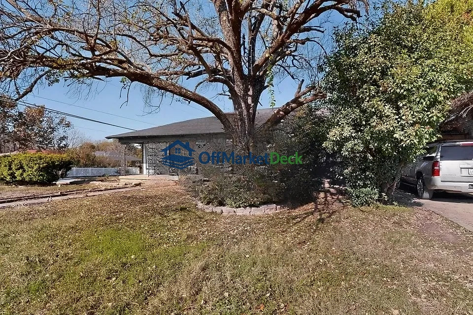 Off-market house in Dallas, Texas — 3 beds, 2 baths, $205,000 — photo 3 of 8