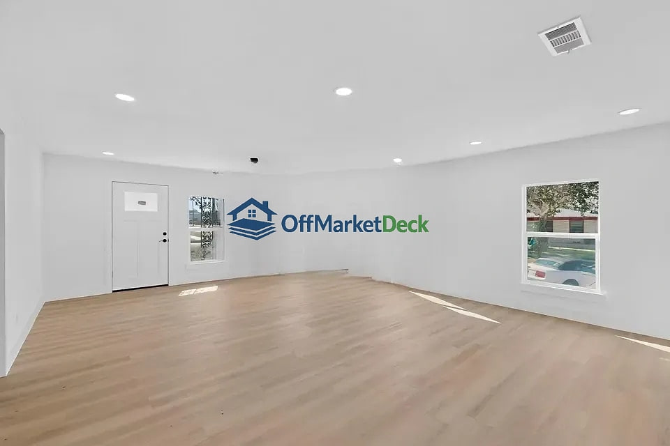 Off-market house in Dallas, Texas — 3 beds, 2 baths, $205,000 — photo 7 of 8