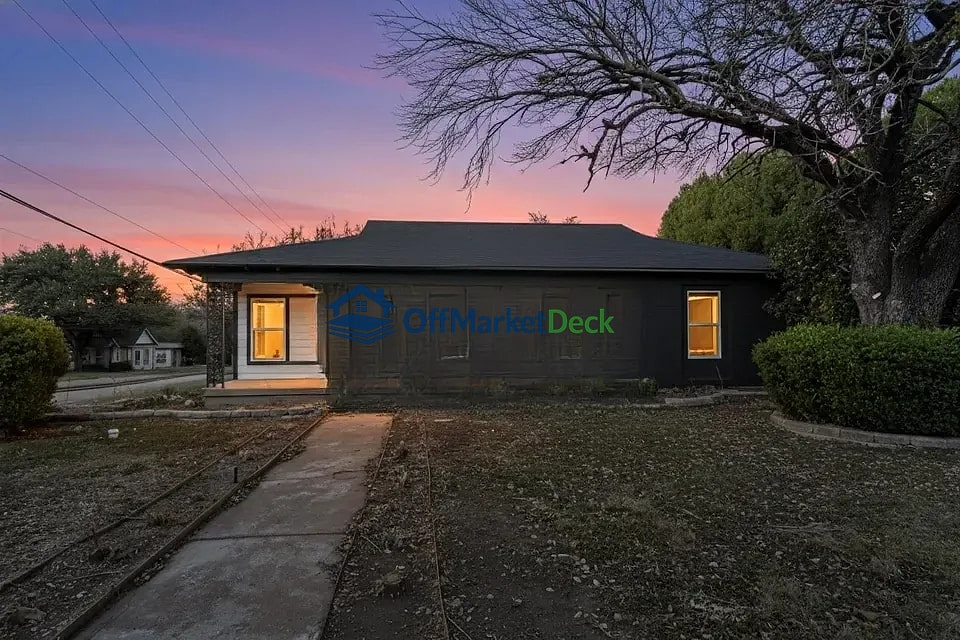Off-market house in Dallas, Texas — 3 beds, 2 baths, $205,000 — photo 4 of 8