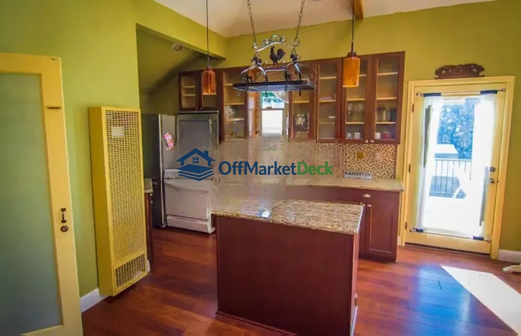 Off-market multi family in Tehachapi, California — 5 beds, 3 baths, $365,000 — photo 6 of 8