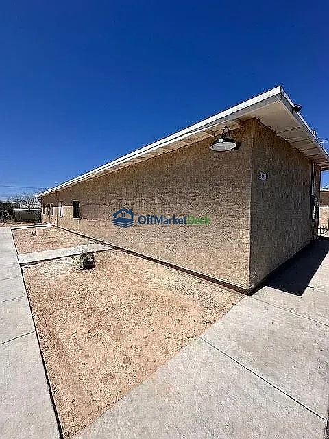Off-market duplex in Tucson, Arizona — 6 beds, 4 baths, $70,000 — photo 3 of 8