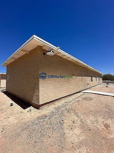 Off-market duplex in Tucson, Arizona — 6 beds, 4 baths, $70,000 — photo 2 of 8