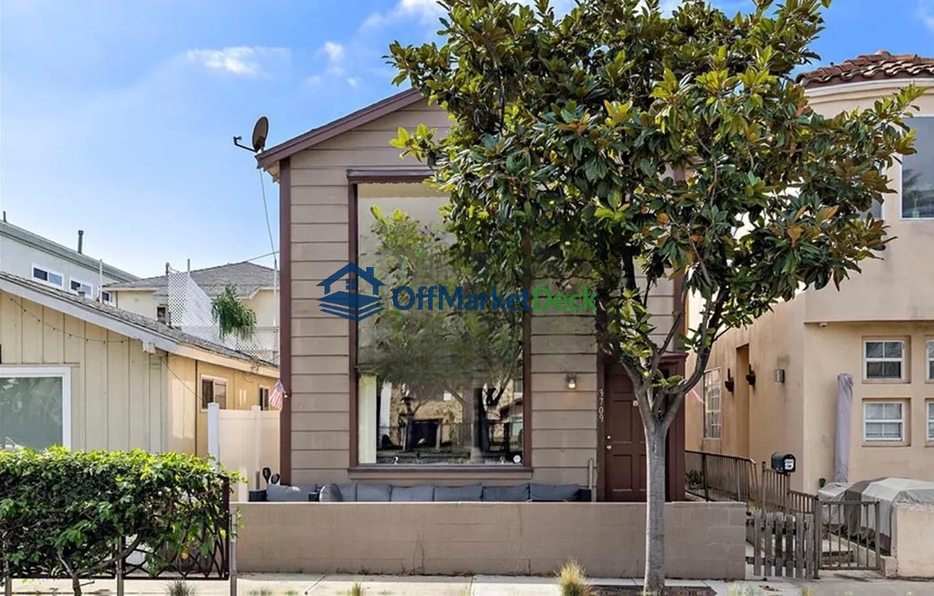 Off-market multi family in Newport Beach, California — 2 beds, 2 baths, $2,350,000 — photo 2 of 8