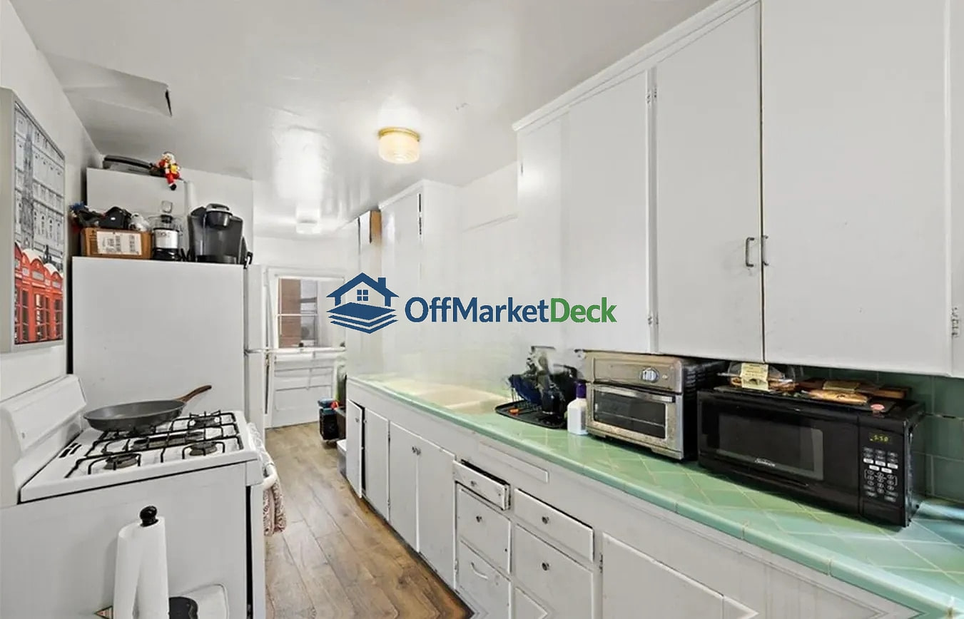 Off-market multi family in Newport Beach, California — 2 beds, 2 baths, $2,350,000 — photo 5 of 8