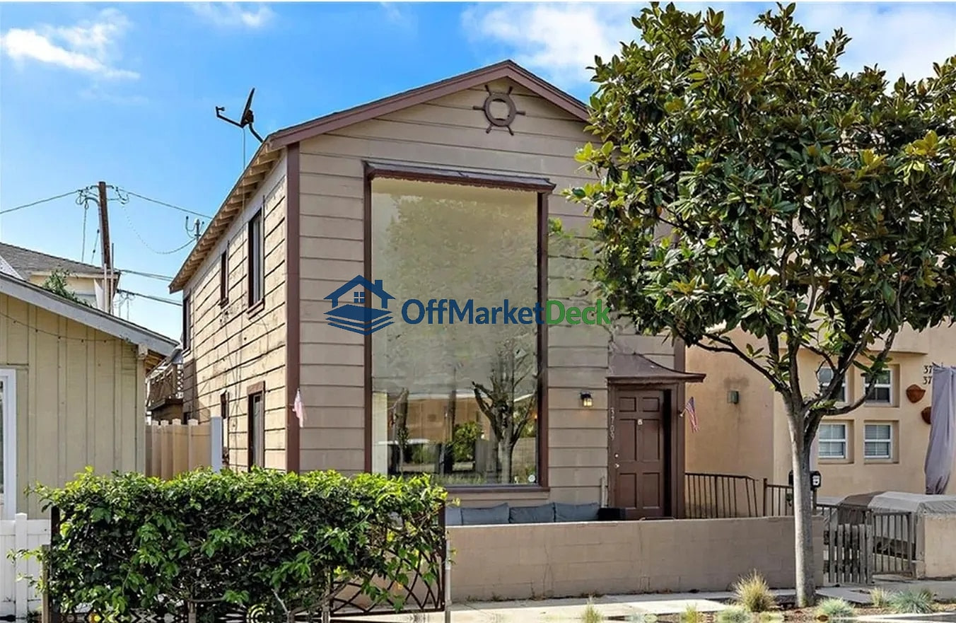 Off-market multi family in Newport Beach, California — 2 beds, 2 baths, $2,350,000 — photo 3 of 8