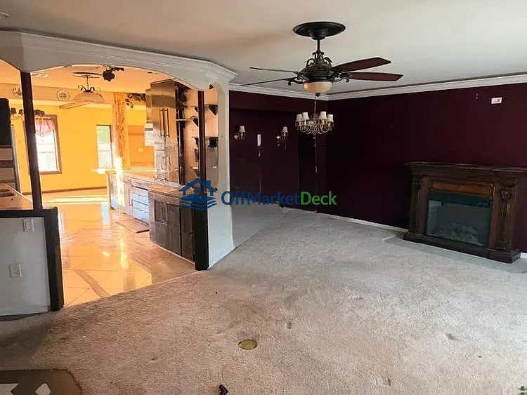 Off-market house in Sun City, Arizona — 1 bed, 1.5 baths, $175,000 — photo 2 of 8