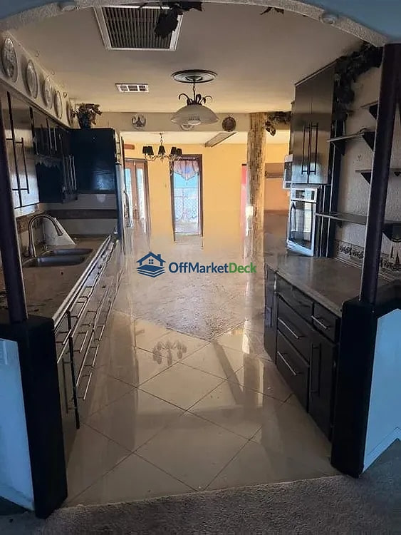 Off-market house in Sun City, Arizona — 1 bed, 1.5 baths, $175,000 — photo 4 of 8