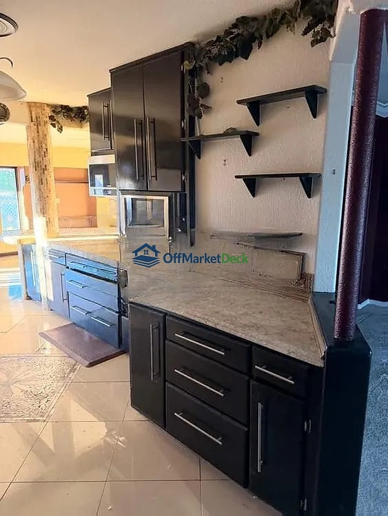 Off-market house in Sun City, Arizona — 1 bed, 1.5 baths, $175,000 — photo 6 of 8