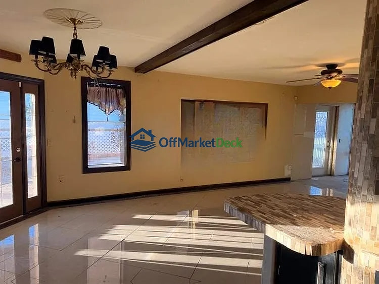 Off-market house in Sun City, Arizona — 1 bed, 1.5 baths, $175,000 — photo 7 of 8