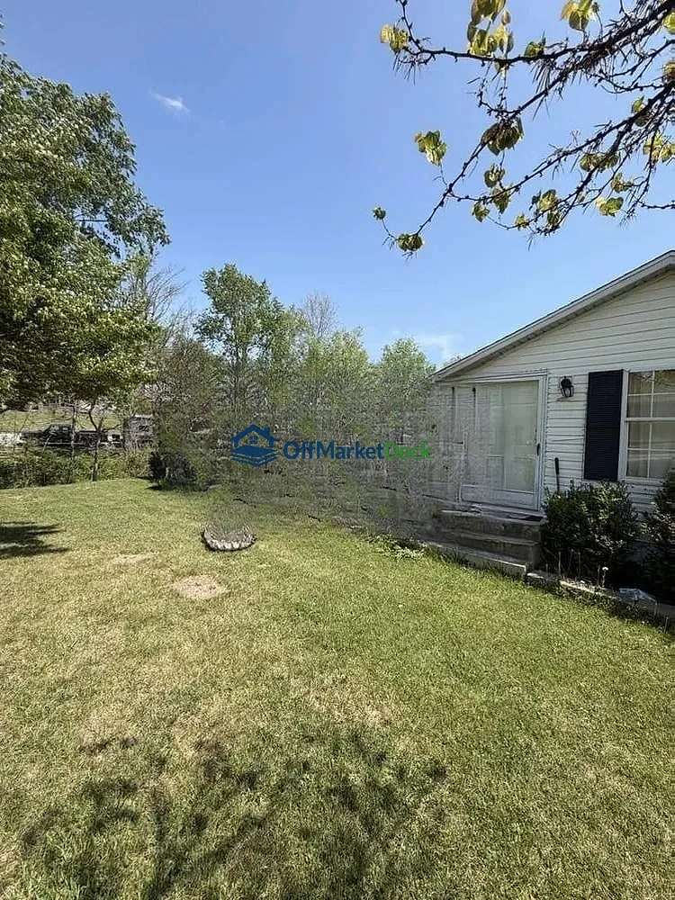 Off-market house in Stanford, Kentucky — 4 beds, 2 baths, $72,200 — photo 2 of 8
