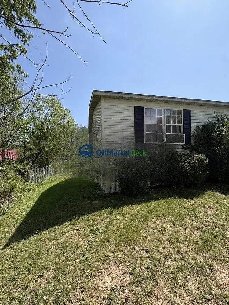 Off-market house in Stanford, Kentucky — 4 beds, 2 baths, $72,200 — photo 6 of 8