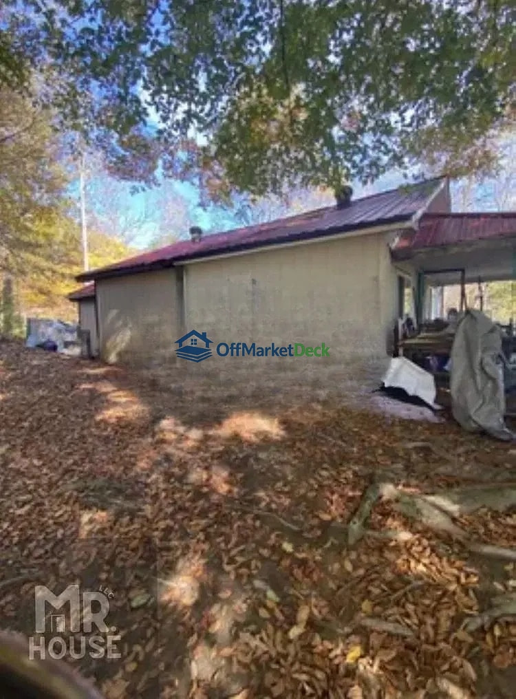 Off-market house in LaFollette, Tennessee — 2 beds, 1 bath, $40,000 — photo 2 of 8