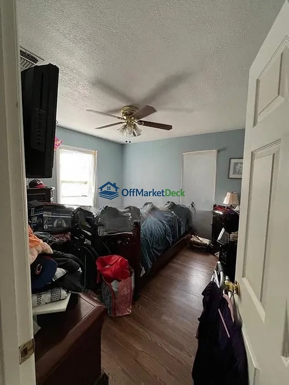 Off-market house in Fort Worth, Texas — 3 beds, 1 bath, $145,000 - Blurred background Image