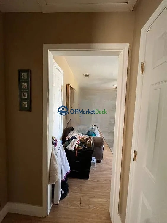 Off-market house in Fort Worth, Texas — 3 beds, 1 bath, $145,000 — photo 2 of 8