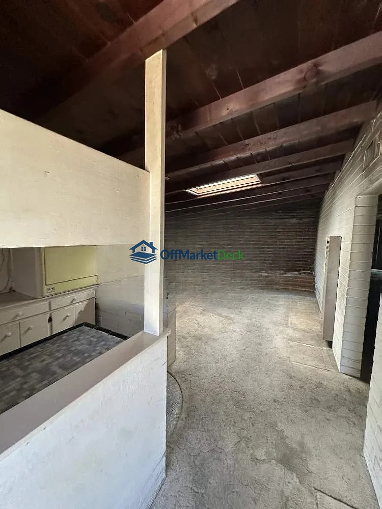 Off-market house in Tucson, Arizona — 2 beds, 1 bath, $170,000 — photo 2 of 8