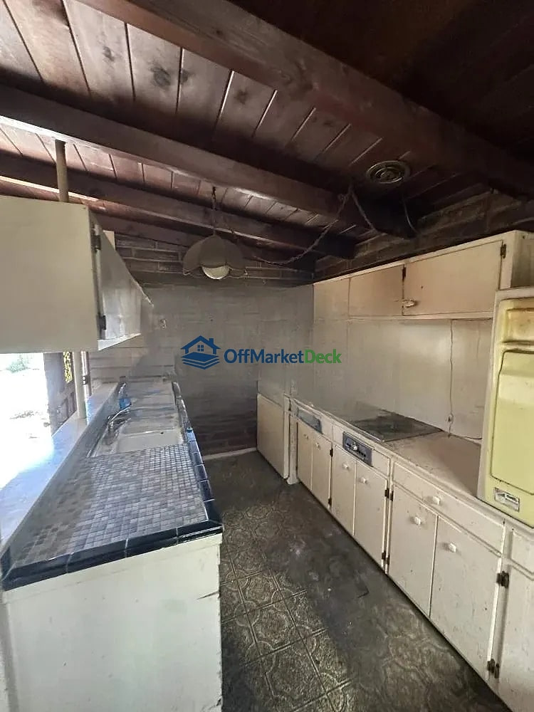 Off-market house in Tucson, Arizona — 2 beds, 1 bath, $170,000 — photo 4 of 8
