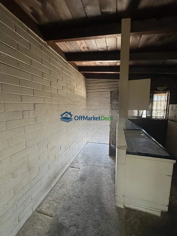 Off-market house in Tucson, Arizona — 2 beds, 1 bath, $170,000 — photo 6 of 8