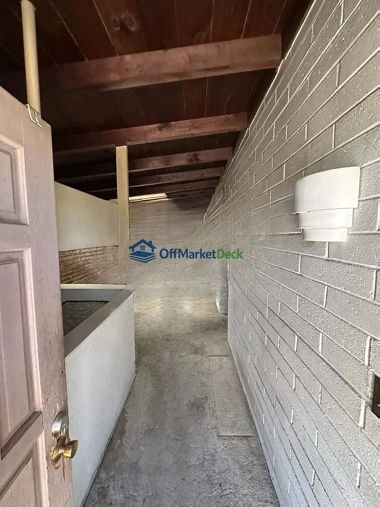Off-market house in Tucson, Arizona — 2 beds, 1 bath, $170,000 - Blurred background Image