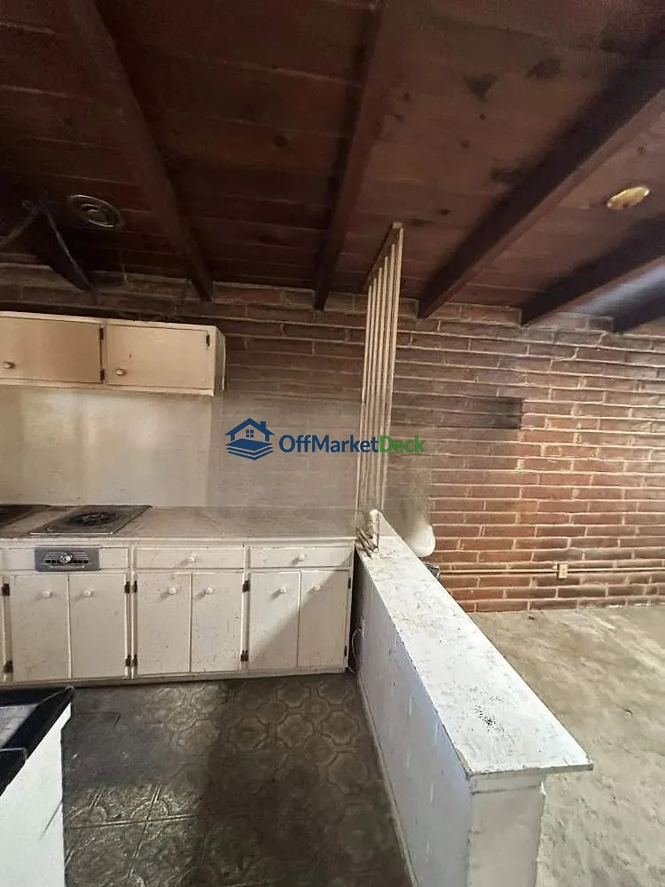 Off-market house in Tucson, Arizona — 2 beds, 1 bath, $170,000 — photo 3 of 8