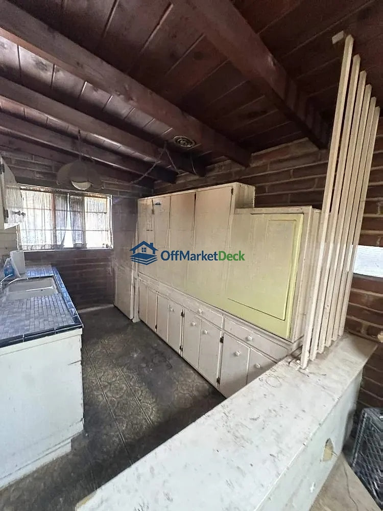 Off-market house in Tucson, Arizona — 2 beds, 1 bath, $170,000 — photo 5 of 8