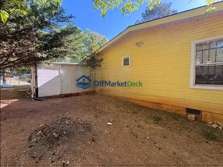 Off-market house in Douglasville, Georgia — 3 beds, 2 baths, $135,000 — photo 2 of 5