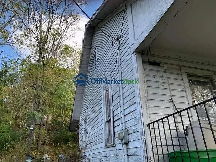 Off-market house in Paintsville, Kentucky — 3 beds, 1 bath, $15,000 — photo 4 of 8