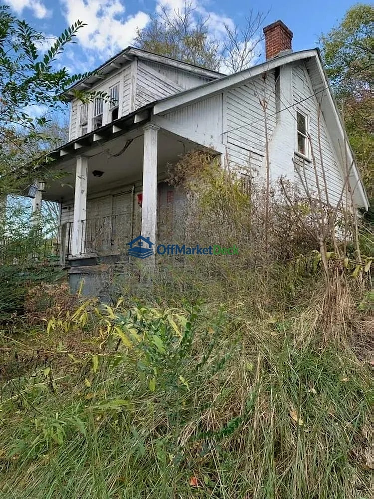 Off-market house in Paintsville, Kentucky — 3 beds, 1 bath, $15,000 — photo 6 of 8