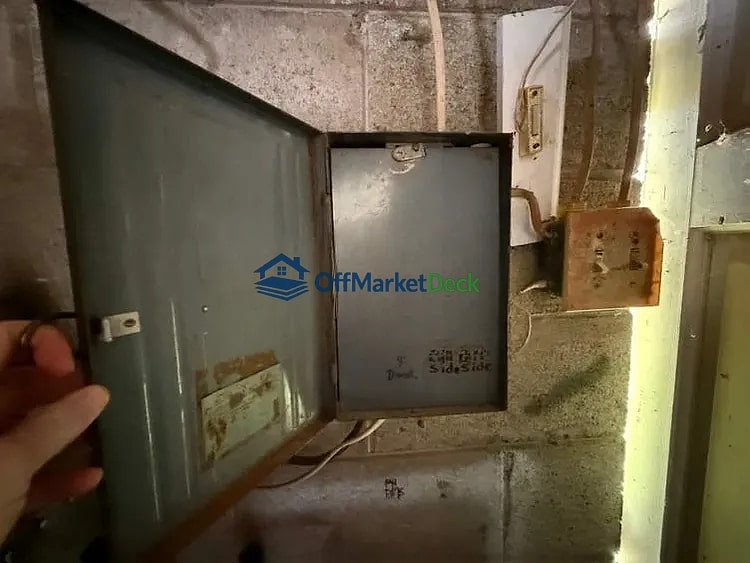 Off-market house in Indianapolis, Indiana — 2 beds, 1 bath, $85,000 — photo 3 of 8