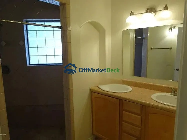 Off-market house in Tucson, Arizona — 3 beds, 2 baths, $260,000 — photo 5 of 8