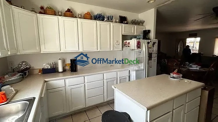Off-market house in Show Low, Arizona — 3 beds, 2 baths, $219,000 — photo 5 of 8