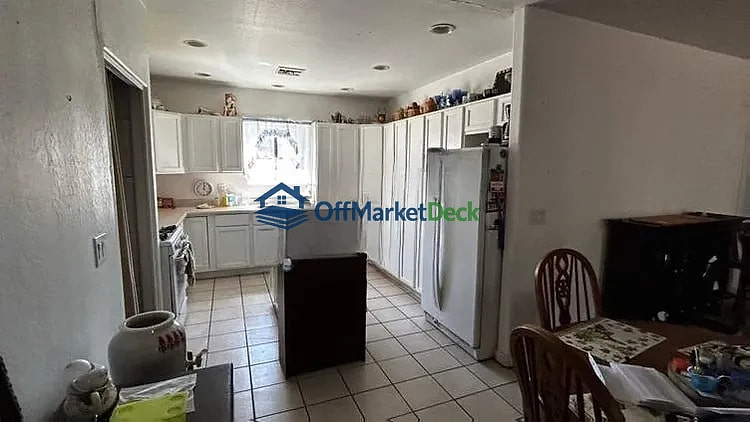 Off-market house in Show Low, Arizona — 3 beds, 2 baths, $219,000 — photo 3 of 8