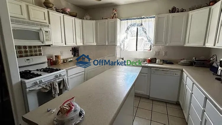 Off-market house in Show Low, Arizona — 3 beds, 2 baths, $219,000 — photo 4 of 8
