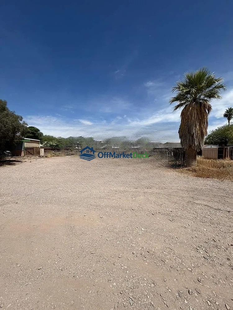 Off-market house in Tucson, Arizona — 1 bed, 1 bath, $84,000 - Blurred background Image