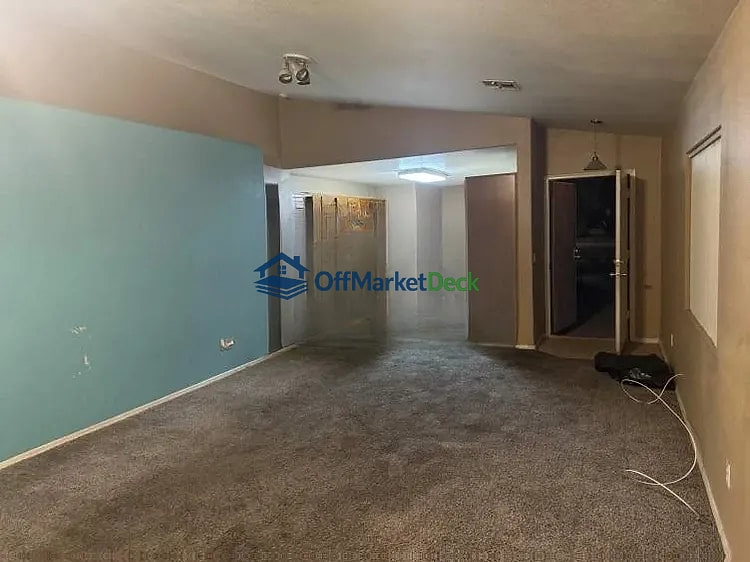 Off-market house in Mesa, Arizona — 4 beds, 2 baths, $284,990 — photo 2 of 8